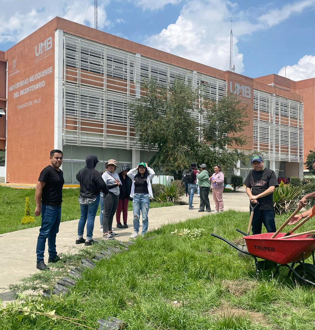 Estudiantes de la UES de Ixtapaluca, trabajando la tierra en un entorno de formación y territorio.